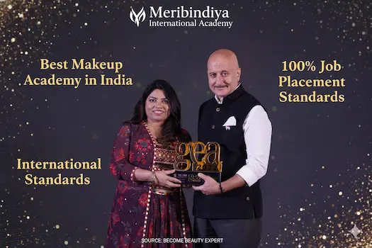 मेरिबिंदिया इंटरनेशनल एकेडमी का अवार्ड पोस्टर, जिसमें एकेडमी की फाउंडर अभिनेता अनुपम खेर से GEA 2022 अवार्ड ले रही हैं। पोस्टर पर भारत की बेस्ट मेकअप एकेडमी और 100% जॉब प्लेसमेंट की खूबियां लिखी हैं।