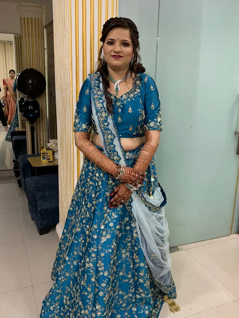 GG Unisex Salon Academy Makeup