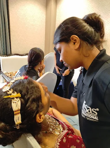 isasinternationalbeautyschoolnagpurmakeupclass