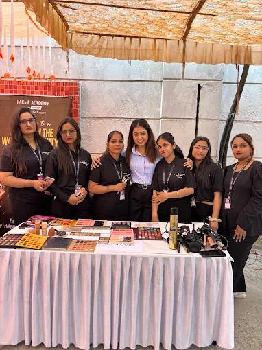 lakmeacademynoidasector62student