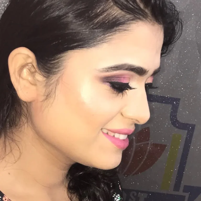 prajaktachavanmakeupstudioacdemylogo 768x768