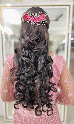 Aakriti Makeoverssalon Academy hair style