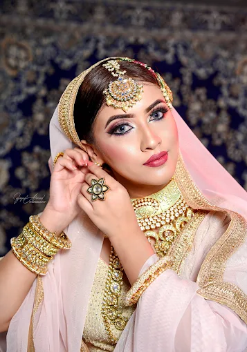 Aashmeen Munjaals Makeup Courses