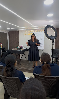 Glamour Touch Beauty Salon Academy makeup course