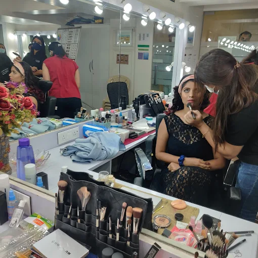 LAKME ACADEMY POWERED BY APTECHmakeup course