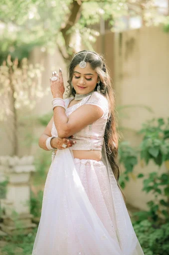 Sakshi Sarafs Makeovers and academy profile