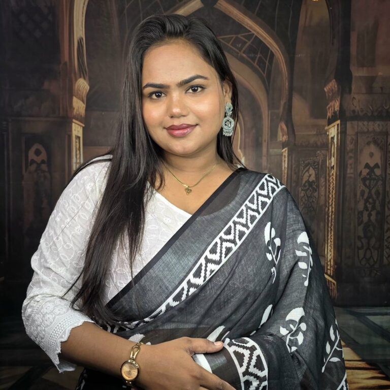 Yogitas Makeup Studio Academy logo 1 768x768