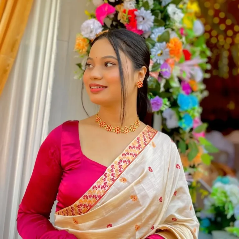 twinakonwarmakeupstudioandacademydibrugarhprofile 768x768